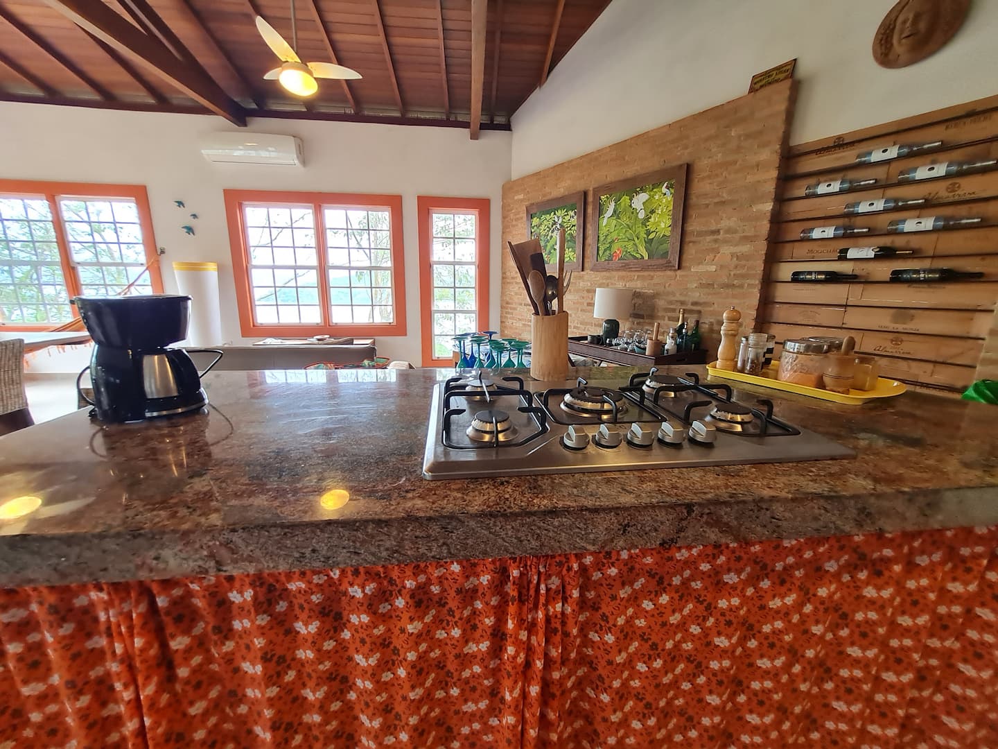 Cozinha com teto de madeira e pedra