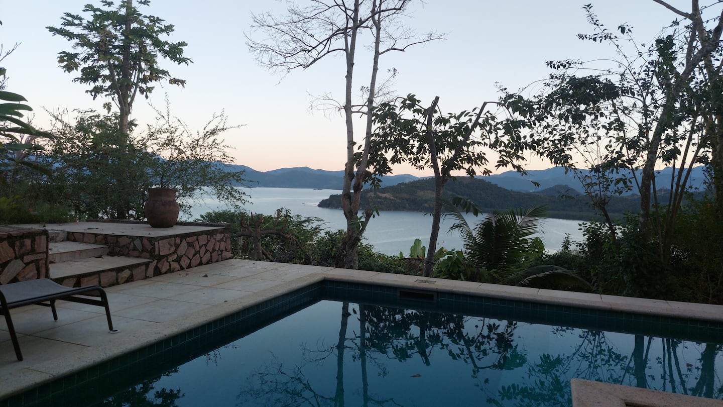 Piscina com vista para a baía