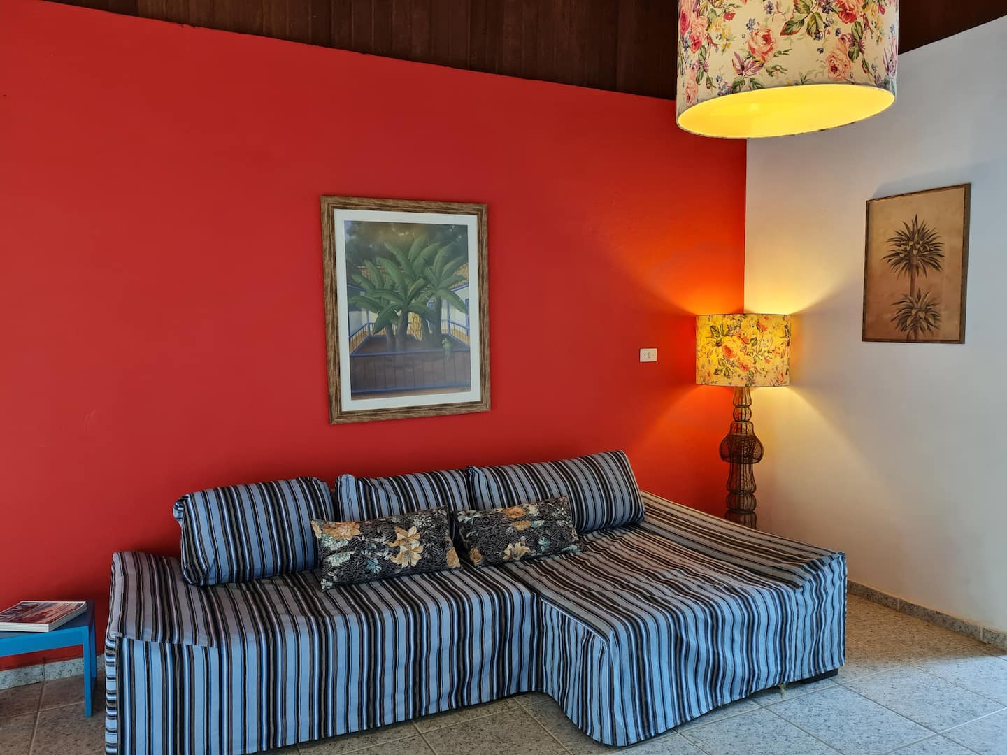 Sala de estar com parede terracota